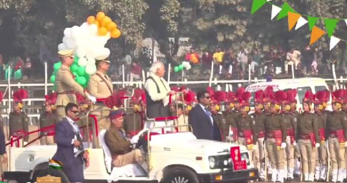 पटना के गांधी मैदान में राज्यपाल आरिफ मोहम्मद खान ने तिरंगा फहराया. उसके बाद उन्होंने बिहार के लोगों को 76वें गणतंत्र दिवस की बधाई दी.  राज्यपाल ने कहा कि सरकार ने हर वर्ग के विकास के लिए काम किया है. लॉ एंड ऑर्डर बनाए रखने के लिए सरकार काम कर रही है.