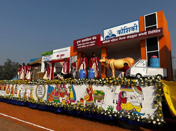 76वें गणतंत्र दिवस के अवसर पर गांधी मैदान, पटना में आयोजित मुख्य राजकीय समारोह में राज्य सरकार के 15 विभागों के जरिए लोकहित की विभिन्न योजनाओं पर आधारित जनोपयोगी झांकियां मनमोहक ढंग से निकाली गईं.