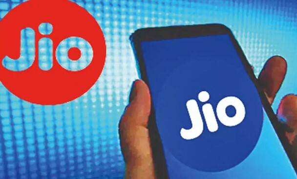 રિલાયન્સ જિયોએ લાખો ગ્રાહકોને ખુશ કર્યા છે. Jio તેના રૂ. 3599ના ગ્રાહકોને રૂ. 3650 સુધીના વધારાના લાભો આપી રહ્યું છે. આવી સ્થિતિમાં, આ પ્લાન સાથે, લાંબી વેલિડિટી, ફ્રી કૉલિંગ, ડેટા, તમને પૈસા બચાવવાની તક પણ મળી રહી છે. ચાલો તમને આ નવીનતમ ઓફર વિશે વિગતવાર જણાવીએ.