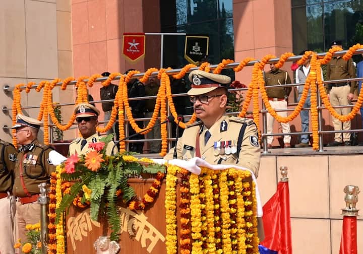 पुलिस महानिदेशक विनय कुमार ने गणतंत्र दिवस के अवसर पर बिहार पुलसि मुख्यालय पटेल भवन में झंडा फहराया, जहां कई बड़े अधिकारी और पुलिस कर्मी मौजूद रहे. विनय कुमार ने अपने संबोधन में रूल ऑफ लॉ को बताया. उन्होंने राज्य में कानून का राज लागू करने के लिए जनता से भी सहयोग देने की अपील की.
