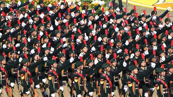 सेना की मार्चिंग टुकड़ियों में ब्रिगेड ऑफ द गार्ड्स, जाट रेजिमेंट, गढ़वाल राइफल्स, महार रेजिमेंट, जम्मू-कश्मीर राइफल्स रेजिमेंट और सिग्नल कोर शामिल थे.