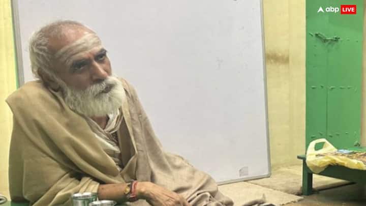 गणेश्वर शास्त्री द्रविड़ को बड़े-बड़े मुहूर्त के धर्म संकटों से निकलने का महारथ है. धर्म के प्रचार में बढ़-चढ़कर हिस्सा लेते हैं.