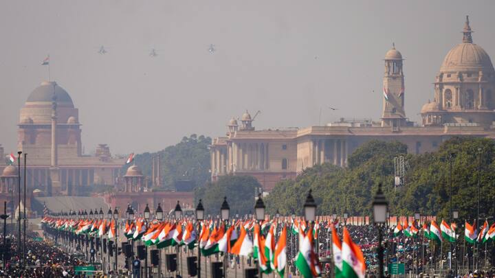 गणतंत्र दिवस के जश्न में तिरंगे थीम वाले बैनरों और सजावट ने पूरे वातावरण को राष्ट्रीय गौरव से भर दिया. कर्तव्य पथ पर यह दृश्य अद्वितीय था.