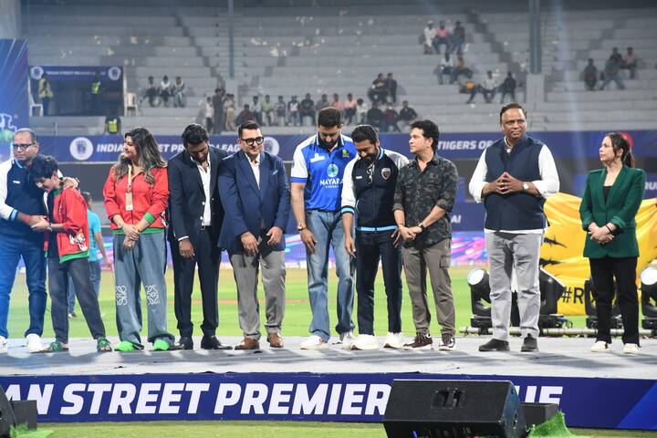 इंडियन स्ट्रीट प्रीमियर लीग' की ओपनिंग सेरेमनी की तस्वीरें सोशल मीडिया पर छाई हुई हैं. जिसमें अभिषेक बच्चन और सचिन तेंदुलकर समेत कई स्टार्स स्टेज पर नजर आए.