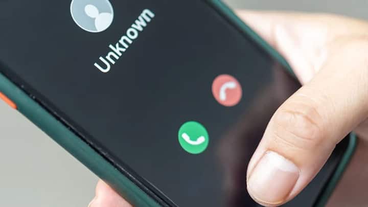 हाल ही में एक प्राइवेट कंपनी में काम करने वाली एक महिला के साथ इस तरह का फ्रॉड हुआ. दरअसल महिला को एक अनजान नंबर से कॉल आया. जिसमें कहा गया मुझे आपके पिताजी ने आपके अकाउंट में कुछ पैसे ट्रांसफर करने को कहा है मैं आपके फोन पर यूपीआई कर रहा हूं.