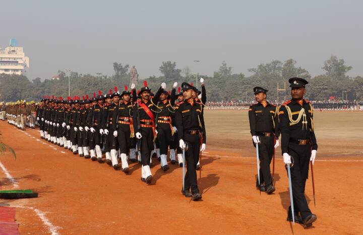 झण्डोतोलन से पहले आइपीएस भानु प्रताप सिंह ने उन्हें परेड की सलामी दी.  76वें गणतंत्र दिवस के मौके पर सेना की 20 टुकड़ियों की परेड निकाली गई है. सेना की टुकड़ियों ने शानदार परेड का प्रदर्शन किया. कई तरह के कार्यक्रम आयोजित किए गए हैं.