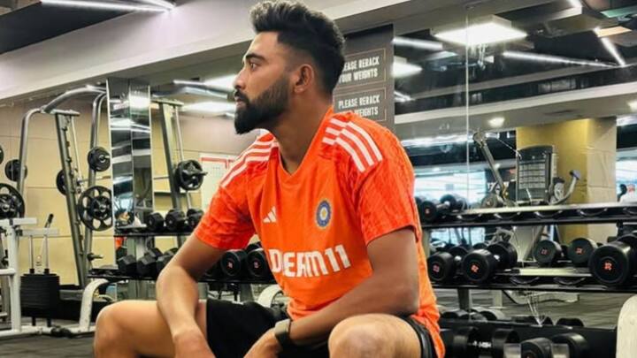 मोहम्मद सिराज इन दिनों टीम इंडिया से बाहर चल रहे हैं. वे डोमेस्टिक में खेलते हुए नजर सकते हैं. हाल ही में सिराज चर्चा में आ गए. वे बॉलीवुड की महान सिंगर आशा भोसले की पोती जनाई के साथ दिखे थे.