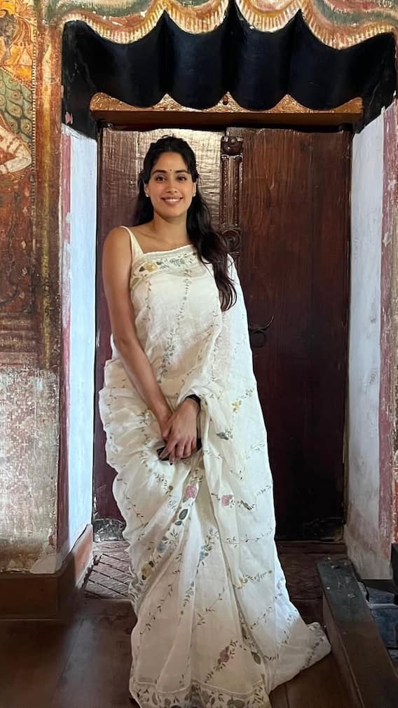 Janhvi Kapoor Stuns In A Saree During Her Kerala Trip