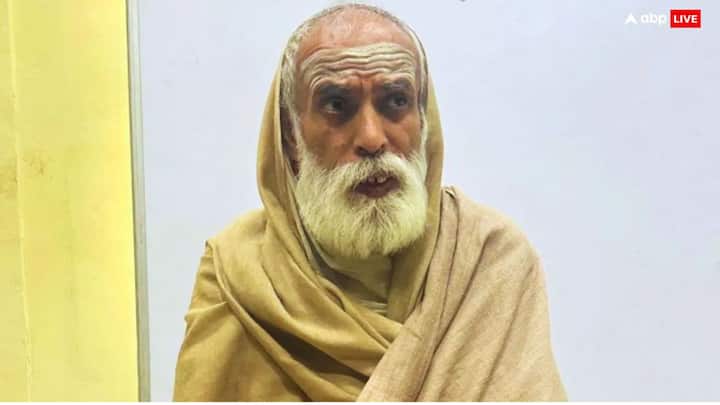 गणेश्वर शास्त्री द्रविड़ ने वेदों के अध्ययन-अध्यापन और यज्ञों के संपादन में ही अपना पूरा जीवन लगा दिया. गृहस्थी नहीं बसाई. नंगे पांव रहकर यम-नियम का पालन करते हैं.