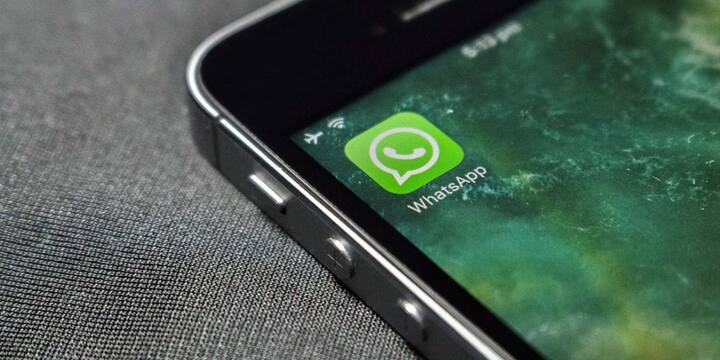 WhatsApp ने एक नया टैगिंग फीचर पेश किया है, जिसकी मदद से अब आप अपने स्टेटस में किसी खास कॉन्टैक्ट को टैग कर सकते हैं. यह फीचर Facebook की टैगिंग सुविधा जैसा ही है, लेकिन यह केवल आपकी कॉन्टैक्ट लिस्ट में मौजूद लोगों पर काम करेगा.
