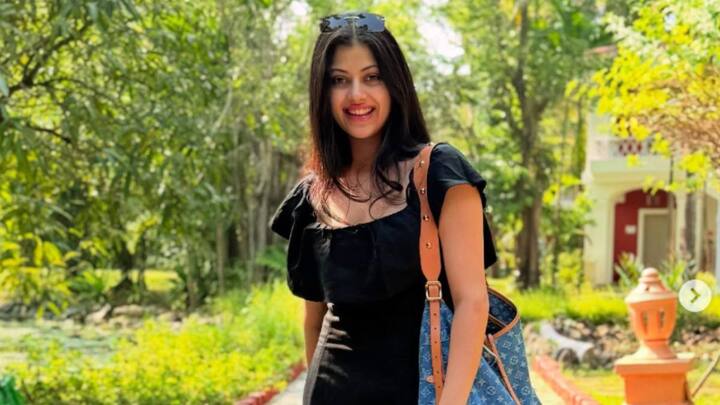 हम आपको बताते हैं कि जनाई आशा भोसले की पोती है और उसने कई मौकों पर उसे भी देखा है।