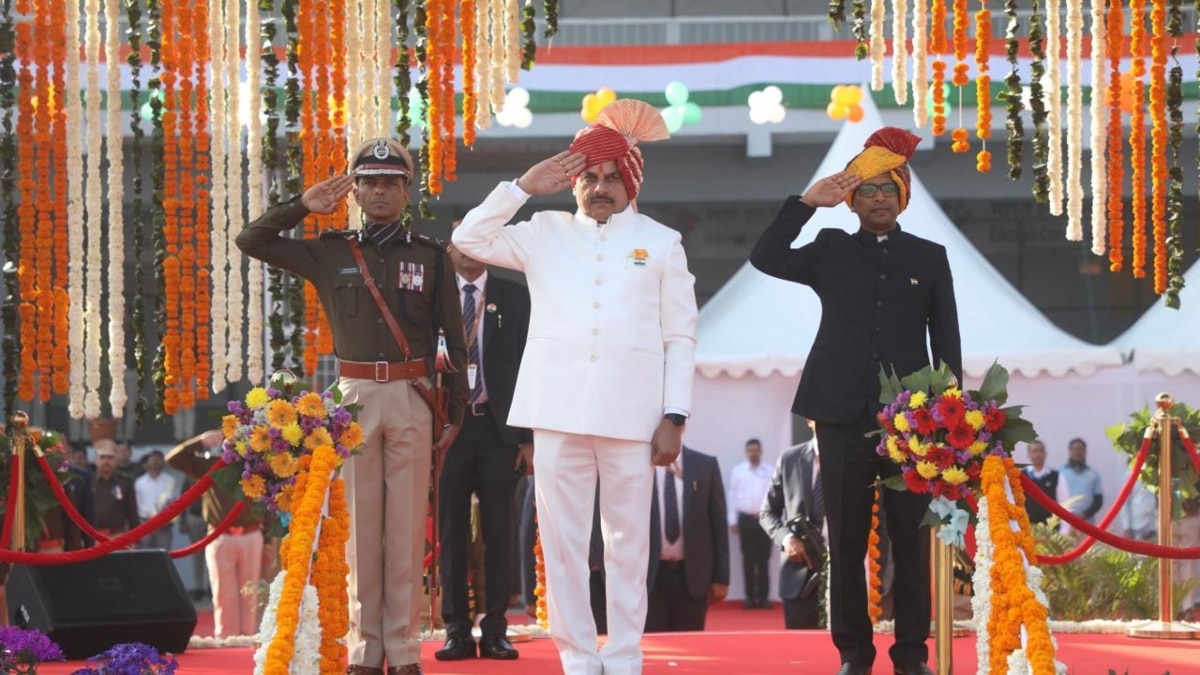 Photos: मध्य प्रदेश में गणतंत्र दिवस की धूम, भोपाल में गवर्नर तो इंदौर में CM ने फहराया तिरंगा, देखें तस्वीरें