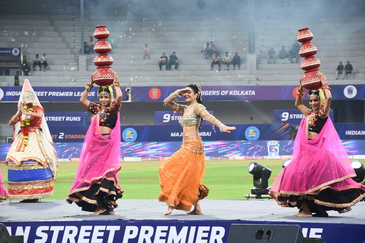 जैकलीन इस सेरेमनी में गोल्डन और ऑरेंज कलर का लहंगा पहने हुए ठुमके लगाती दिखाई दी. जो इस लुक में काफी खूबसूरत लग रही हैं.