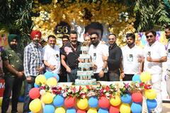 Bobby Deol Birthday: बॉबी देओल के बर्थडे पर बना 12 किलो का स्पेशल लड्डू, एक्टर ने मीडिया संग भी काटा केक, देखें तस्वीरें