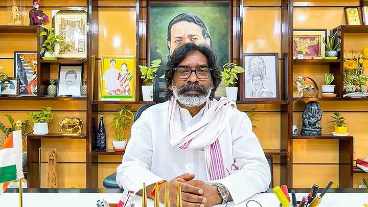 फिलहाल बात की जाए तो झारखंड सरकार की ओर से मंईयां सम्मान योजना में तकरीबन 58 लाख महिलाओं को लाभ दिया जा रहा है. बता दें इस मंईयां सम्मान योजना में इस दिए जाने वाली लाभ की राशि में सरकार की ओर से बढ़ोतरी कर दी गई है.