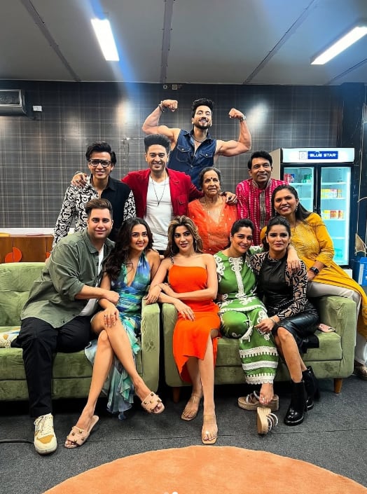 सेलिब्रिटी मास्टरशेफ का पहला एपिसोड 2 जनवरी को रात 8 बजे से सोनी लीव पर टेलीकास्ट होगा. ये शो हफ्ते में पांच दिन यानी सोमवार से शुक्रवार तक आएगा. इश शो में दीपिका कक्कड़, गौरव खन्ना, निक्की तंबोली, फैसल शेख, राजीव अदातिया, अर्चना गौतम, तेजस्वी प्रकाश सहित कई कलाकार नजर आएंगे.