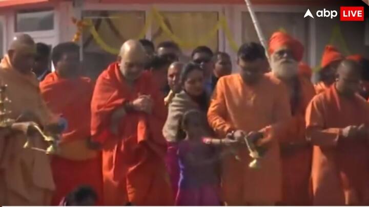 संगम पूजा के दौरान अमित शाह के साथ उनके बेटे जय शाह ने भी बेटी-पत्नी के साथ गंगा मैया की आरती उतारी.