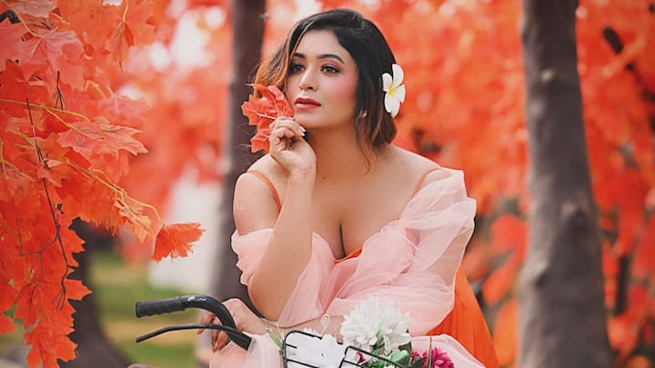 আর সেই পোস্টে নজর পড়তেই দেখা গেল, অভিনেত্রী নন, ঋতাভরী নাকি ছোটবেলায় বাসের কনডাক্টর বা বাসের টিকিট বিক্রেতা হওয়ার স্বপ্ন দেখতেন!