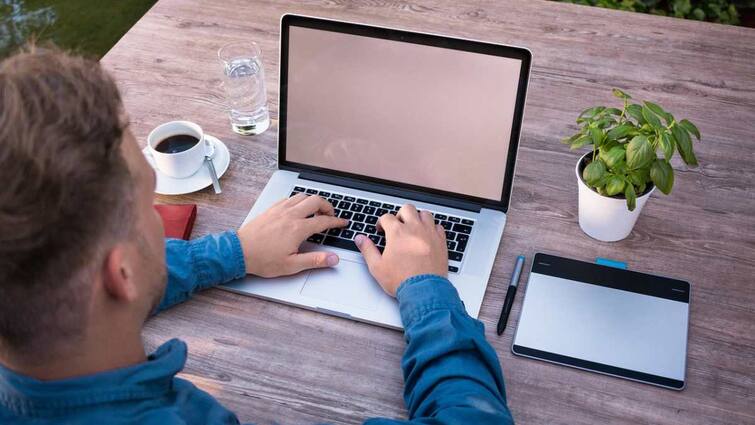 Never make these mistakes with your laptop in winter Otherwise you will suffer huge losses laptop tips सर्दियों में Laptop के साथ कभी न करें ये गलतियां! नहीं तो होगा भारी नुकसान