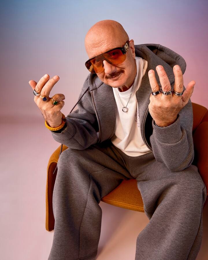 बॉलीवुड में लंबे वक्त तक संघर्ष करने के बाद जब अनुपम को पहली फिल्म मिली और लोग उन्हें पहचानने लगे तो उन्होंने जमकर काम किया.