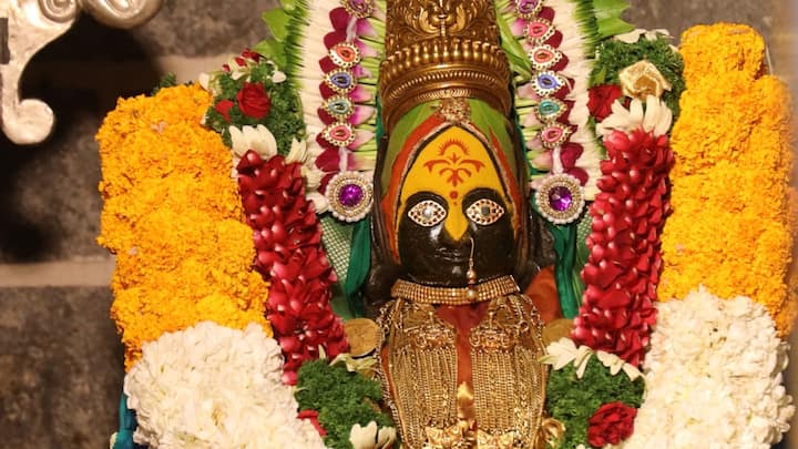 इसके साथ ही सिंधिया ने महाराष्ट्र के तुलजापुर में मां तुलजा भवानी मंदिर में भी पूजा की और आशीर्वाद लिया.