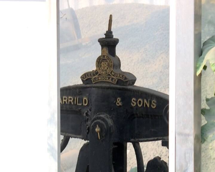 पण मध्य रेल्वेचे महाव्यवस्थापक, विभागीय व्यवस्थापक आणि सर्वच मोठे अधिकारी ज्या ठिकाणी बसतात त्यापासून हाकेच्या अंतरावर असलेल्या ऐतिहासिक इंजिनला आज हे दिवस बघावे लागत आहेत.