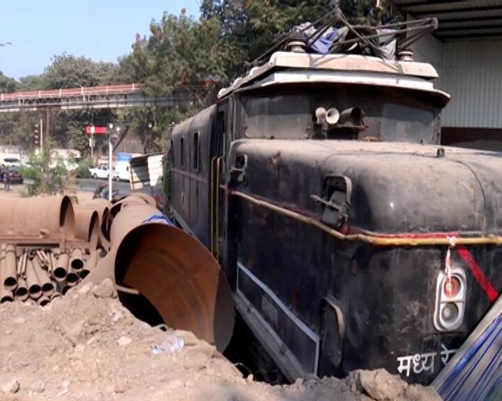 मात्र, याच हेरिटेज गॅलरीच्या जागी आता सीएसएमटी स्टेशनच्या पुनर्विकासाचे काम जोरात सुरू आहे. त्यामुळे हे ऐतिहासिक इंजिन सिमेंट, खडी, कचरा आणि चिखलात धूळ खात पडले आहे.