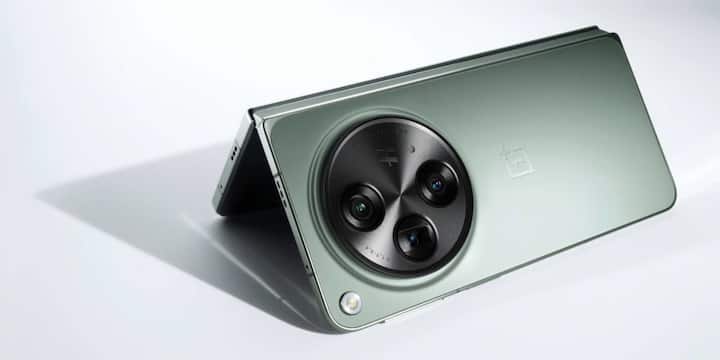 OnePlus Open कीमत: 1,39,999 रुपये से शुरू OnePlus Open अपने फोल्डेबल डिज़ाइन और दो AMOLED डिस्प्ले (6.31 इंच और 7.82 इंच) के साथ गैलेक्सी S25 अल्ट्रा को चुनौती देता है. इसमें Snapdragon 8 Gen 2 चिप, 16GB RAM, और Hasselblad के साथ बनाया गया ट्रिपल कैमरा सेटअप है.