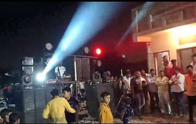 Kheda: લગ્નના વરઘોડા વિરૂદ્ધ ફરિયાદ, રસ્તામાં બે વરઘોડા ભેગા થતાં ઉંચા અવાજે DJ વગાડવાની લગાવી હતી હરિફાઇ Kheda Wedding fir filed against two varghodo dj party due to highly over voice pollution in the marriage day Kheda: લગ્નના વરઘોડા વિરૂદ્ધ ફરિયાદ, રસ્તામાં બે વરઘોડા ભેગા થતાં ઉંચા અવાજે DJ વગાડવાની લગાવી હતી હરિફાઇ