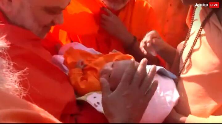 संगम में आरती के दौरान गृहमंत्री अमित शाह के साथ उनकी पत्नी सोनल शाह, बेटे जय शाह और पुत्र वधु व पोतियों ने भी स्नान और पूजा पाठ में हिस्सा लिया.