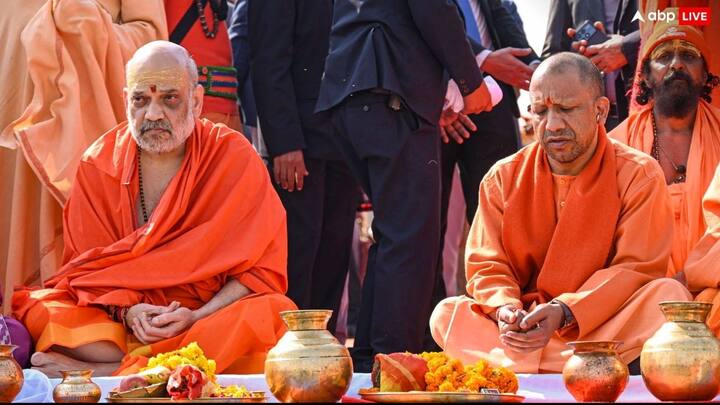 संत समाज ने अमित शाह और सीएम योगी आदित्यनाथ को वैदिक विधि से स्नान करवाया और मां गंगा का पावन जल गृहमंत्री पर छिड़ककर पूजा-अर्चना कराई. स्नान के बाद गृह मंत्री और मुख्यमंत्री ने संगम पर ही विशेष पूजा अर्चना की और संगम आरती में भी हिस्सा लिया.