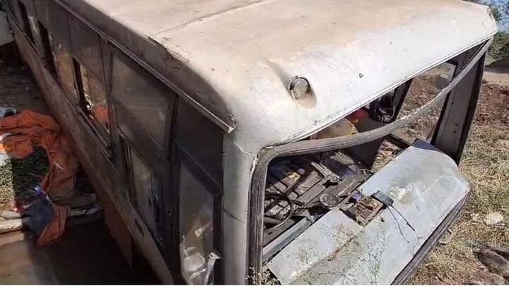 तांदुळवाडीनजीक गुरव पुलाजवळ पुलावरून कठडा तोडून बस सरळ ओढ्यात कोसळली.