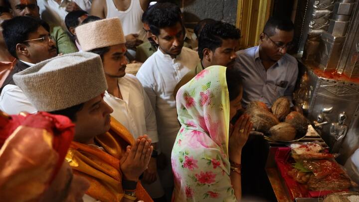 उन्होंने एक्स पर पोस्ट कर लिखा कि मां तुलजा भवानी से समस्त देशवासियों के सुख-समृद्धि और देश के निरंतर प्रगति की कामना की.