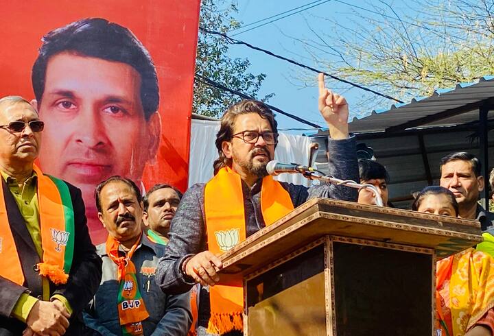 केन्द्रीय मंत्री अर्जुन मेघवाल और अनुराग ठाकुर ने तुगलकाबाद में रोहताश बिधूड़ी एवं विश्वास नगर में ओमप्रकाश शर्मा के समर्थन में तो केन्द्रीय मंत्री हर्ष मल्होत्रा ने शालीमार बाग में रेखा गुप्ता के समर्थन में जनसभाओं को संबोधित किया. इन नेताओंने कहा कि अब बीजेपी दिल्ली में भ्रष्टाचार नहीं सहेगी, बदलाव करेगी. पूर्व केंद्रीय मंत्री स्मृति ईरानी ने ओखला विधानसभा में तो अनुराग ठाकुर ने रोहिणी में विजेंद्र गुप्ता एवं ग्रेटर कैलाश में शिखा राय के समर्थन में जनसभाओं को संबोधित किया. दिल्ली वाले अब मोदी सरकार के डबल इंजन सरकार के विकास को लाकर मेरी दिल्ली विकसित दिल्ली का सपना सच करेंगे.