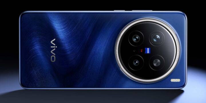 Vivo X200 Pro कीमत: 94,999 रुपये Vivo X200 Pro अपने 200MP टेलीफोटो सेंसर और Zeiss के साथ साझेदारी में बनाए गए कैमरों के कारण फोटोग्राफी के लिए बेहतरीन विकल्प है. इसमें 6.78 इंच FHD+ AMOLED डिस्प्ले, MediaTek Dimensity 9400 प्रोसेसर और 6000mAh बैटरी है, जो 90W चार्जिंग सपोर्ट के साथ आती है.