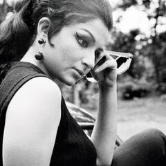 कभी रेंट भरने के लिए फिल्मों में करती थीं काम, फिर बनीं बॉलीवुड की ग्लैमर क्वीन और नवाब की बेगम, पहचाना?