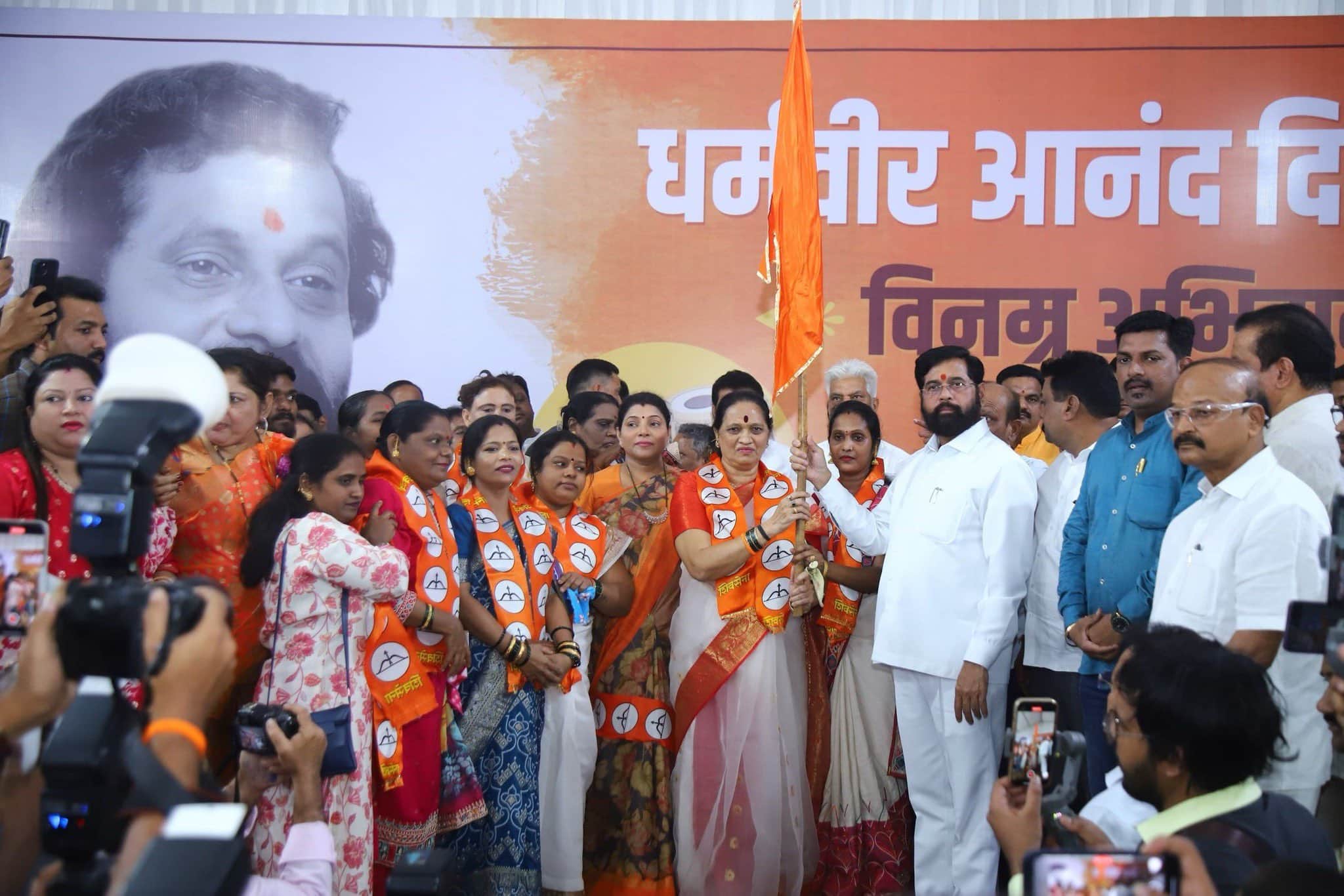 उद्धव ठाकरे को लगा बड़ा झटका, इस सीनयिर महिला नेता ने थामा शिंदे गुट का दामन