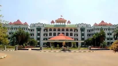 Madurai high court notice about Taminadu parties flags கட்சிகளுக்கு செக்! அரசியல், சாதி அடிப்படையில் கட்சிக் கொடிக்கம்பங்கள்! நீதிமன்றம் போட்ட காட்டமான உத்தரவு