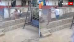 नहीं देखा होगा ऐसा झाड़ू वाला युद्ध, महिला ने पड़ोसी की झाड़ू से कर दी कुटाई- वीडियो जमकर वायरल