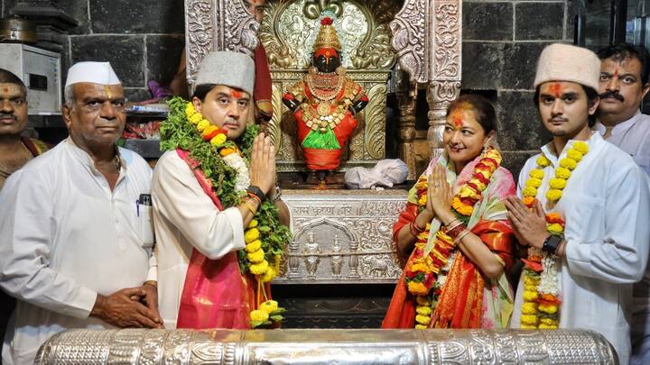 इससे पहले ज्योतिरादित्य सिंधिया पंढरपुर में भगवान विठ्ठल और माता रुक्मिणी के दर्शन किए.