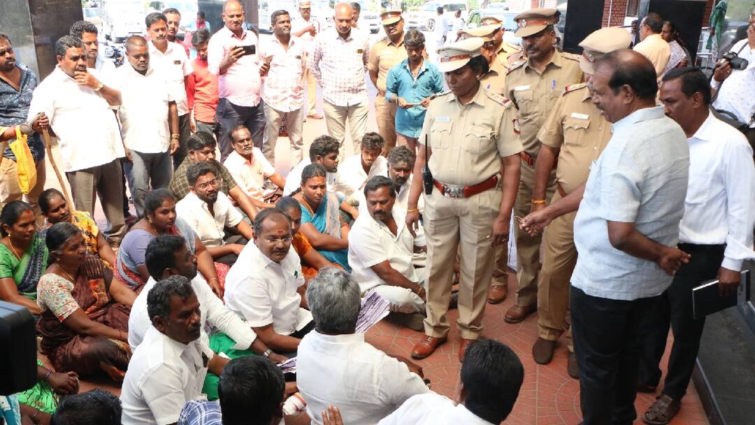 ஊராட்சிகளை சேலம் மாநகராட்சியோடு இணைக்க எதிர்ப்பு... மக்களுடன் இணைந்து எம்.எல்.ஏ தர்ணா Salem news Opposition to merger of Panchayats with Salem Corporation MLA protest along with people tnn ஊராட்சிகளை சேலம் மாநகராட்சியோடு இணைக்க எதிர்ப்பு... மக்களுடன் இணைந்து எம்.எல்.ஏ தர்ணா