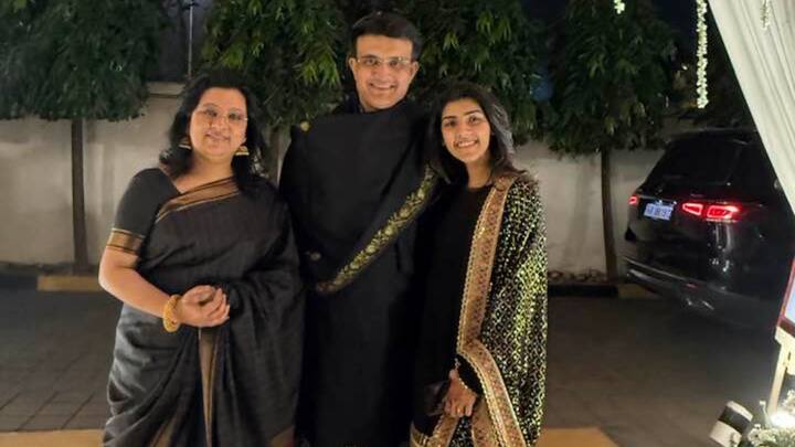 ডোনা বললেন, 'কলকাতা পুলিশের সাইবার ক্রাইম বিভাগে লিখিত অভিযোগ দায়ের করা হয়েছে। আশা করছি দ্রুত সোশ্যাল মিডিয়া অ্যাকাউন্টটি ফিরে পাব।'