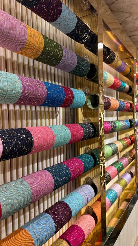 दिल्ली का सबसे बड़ा चूड़ी बाजार, जहां से पूरे देश में सप्लाई होती हैं चूड़ियां