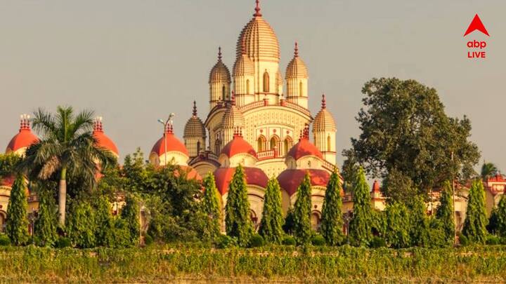 দক্ষিণেশ্বরে বিশেষভাবে এদিন পূজিতা হন মা কালী। ফলহারিণী পুজো ও দীপাবলির অমাবস্যার পুজো ছাড়া এদিনটিতে দক্ষিণেশ্বরে বিশেষ পুজো হয় ভবতারিণীর।