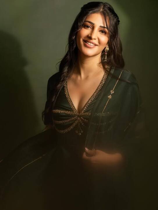 लेकिन क्या आप जानते हैं कि श्रुति हासन ने सर्जरी करवाई है. सर्जरी के बाद एक्ट्रेस का लुक काफी बदल गया. उनका ट्रांसफॉर्मेशन देख उन्हें पहचान पाना भी काफी मुश्किल है.