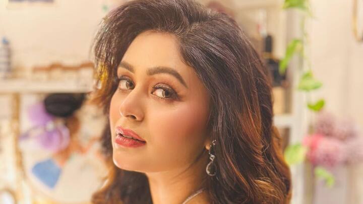 ইতিমধ্যেই আবার তাঁকে মাঝে মাঝে পাড়ি দিতে হয় মুম্বইয়ে। কারণ সেখানেই তো থাকেন তাঁর মনের মানুষ।