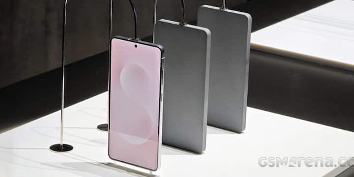 सैमसंग ने अभी तक S25 Edge की आधिकारिक घोषणा नहीं की है, लेकिन टीजर में इसका स्लिम और फ्लैट डिज़ाइन नजर आ रहा है. फोन के बैक पैनल पर दो कैमरे दिखाई दे रहे हैं, जो इसके प्रीमियम लुक को और खास बनाते हैं. यह माना जा रहा है कि Galaxy S25 Edge को