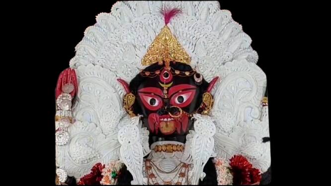 এবার চতুর্দশী তিথি ২৭ তারিখ সন্ধ্যা ৭টা থেকে শুরু হচ্ছে। ২৮ তারিখ তিথি সমাপন ৭ টা ৩১ মিনিটে। যাঁরা পুজো দিতে চান এই পুজোর দিন তাঁরা এই সময়টা বেছে নিতে পারেন।