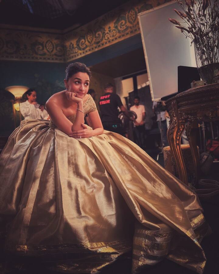 आलिया भट्ट तिच्या अभिनयासोबतच फॅशन सेन्ससाठीही प्रसिद्ध आहे.