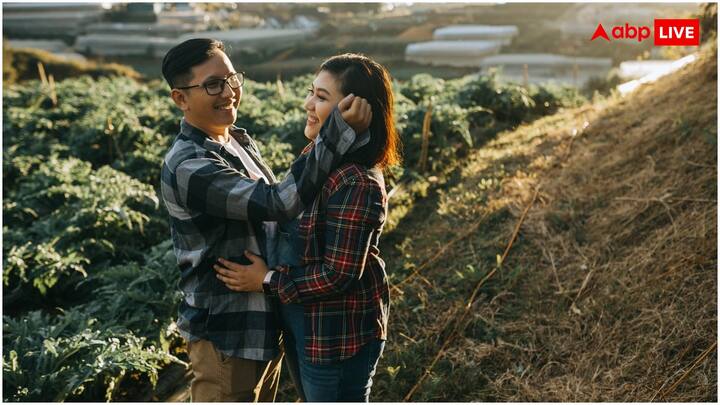 यूसीसी के तहत कई तरह के प्रावधान किए गए हैं, जिसमें लिव-इन रिलेशनशिप में रह रहे युवाओं के लिए भी नियम बनाए गए हैं. युवाओं को अपने लिव-इन रिलेशनशिप की जानकारी रजिस्ट्रार को देनी होगी.